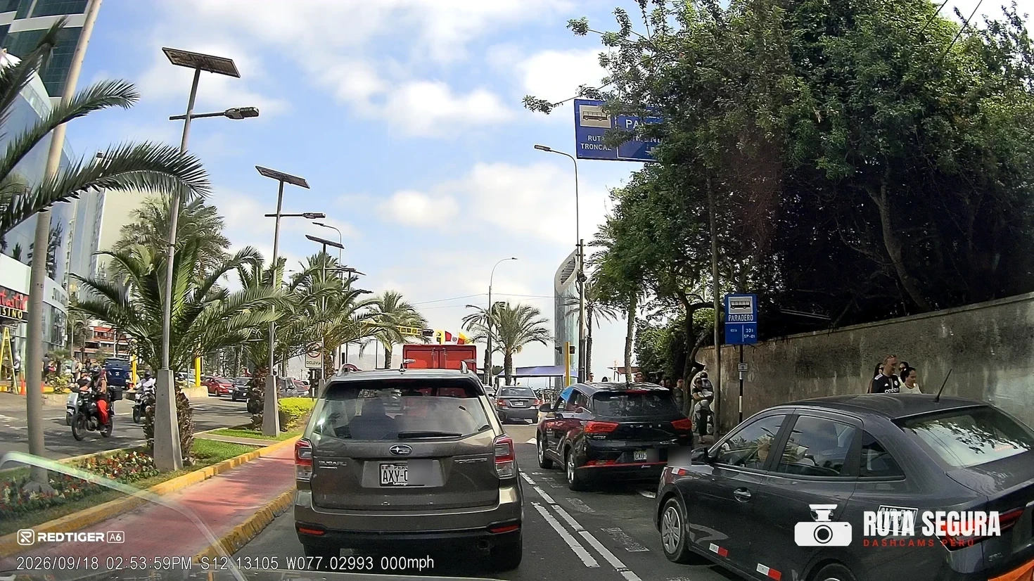Grabación real de una REDTIGER A6: avenida de Lima de día, con la placa del vehículo de delante legible