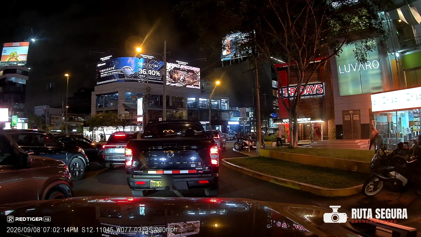 Grabación real de una REDTIGER A6 de noche: la placa del vehículo de delante se lee pese a la poca luz